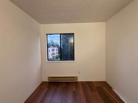 Surrey Central 900sf /2 bedrooms / 2 balcony Bright apartment for rent