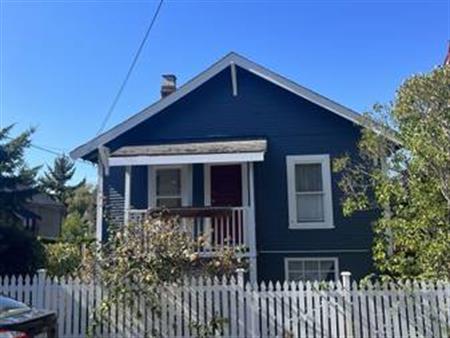 Charming carriage house in Vic West