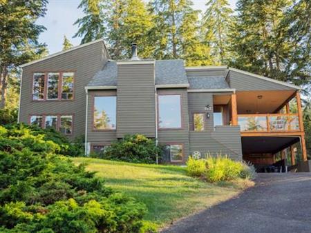 Gorgeous West Coast Contemporary Home 4 bedrooms/Hot Tub/Lake View