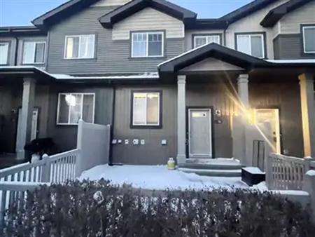 3 bedroom 2.5 bath townhome 2 car attached garage in Orchards link SW Edmonton | 3305 Orchards Link Southwest, Edmonton