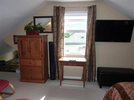 Furnished 1 bed / 1 full bath upper suite