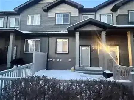 3 bedroom 2.5 bath townhome 2 car attached garage in Orchards link SW Edmonton | 3305 Orchards Link Southwest, Edmonton