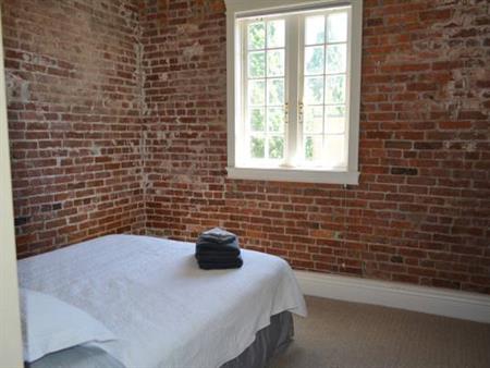 Spacious 1 bed+den in heritage building