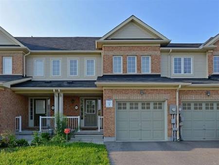 Quaint Townhouse in Desirable and Family-Friendly Neighbourhood