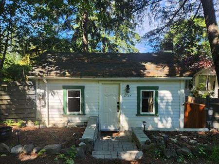 Pet-Friendly 1-BR Detached Cottage in Shawnigan Lake - Available Feb 0