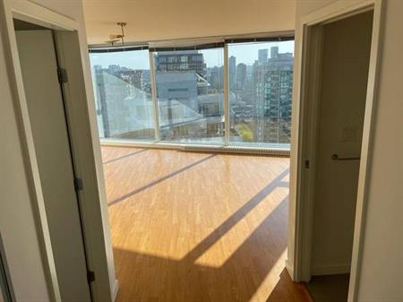 One-Bedroom Apartment in Downtown Vancouver with Stunning City view