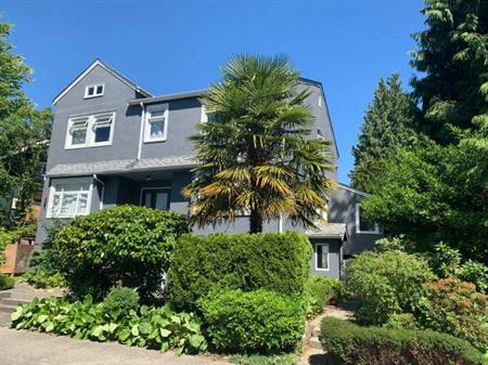 3 Bedroom in Kitsilano on Alma and 1st - near the sea & UBC