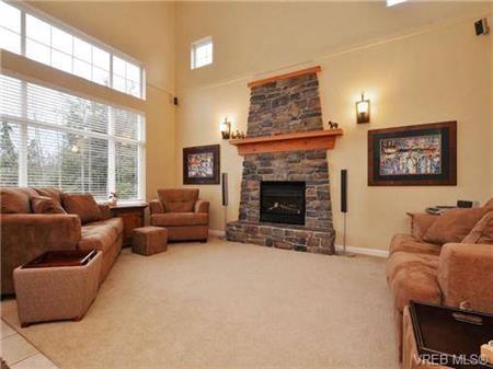 Bright, elegant 4 bed, 3 bath home in Sooke (Sunriver)