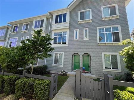 4 Beds & 3.5 Bath Townhouse in the Urban Core of Newton, Surrey!