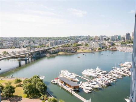 Million Dollar Views- Luxurious Yaletown Apartment