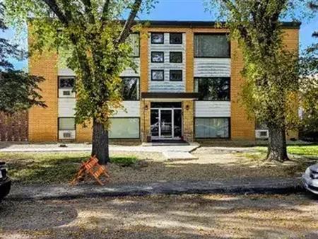 Golden Mile [Parliament Place] - 2 Bedroom | 3920 Robinson Street, Regina