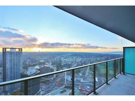 Spacious Highrise 1-Bedroom with Gym, Pool, & 30 Sec to Skytrain