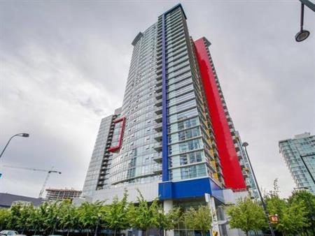 Modern 2-Bedroom + Enclosed Den, 2-Bathroom Apartment in Downtown Vanc