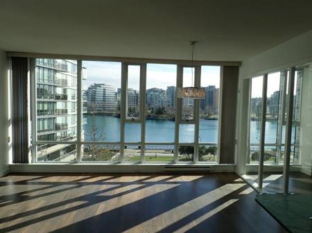 Yaletown Watrerfront 2 Bedroom & Den at Mariner with great amanities!