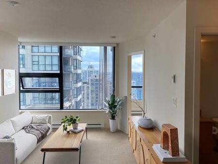 28th Floor, 680 sq. ft 1 bed, 1 bath, 1 den