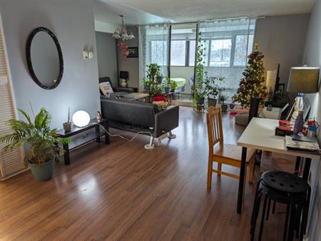 VICTORIA PARK STATION: SPACIOUS FURNISHED 1 BR + DEN $2250/M FEB 1