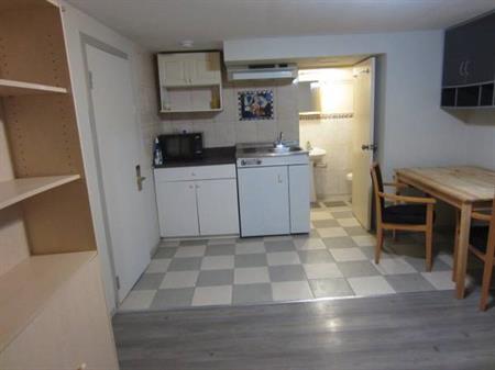 $1200 Small Bachelor in the Center of Vancouver