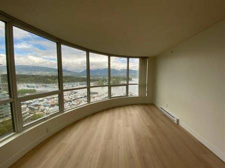 (DPMonline.ca) Stunning Renovation & Waterfront Views! 2 Bed Plus Den!