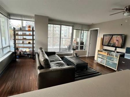 🌟 Furnished 2-Bedroom 2-Bathroom Condo (by SFU & Surrey Memorial) 🌟