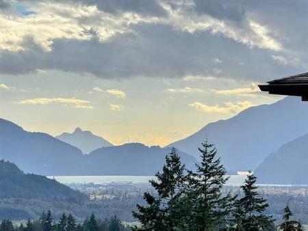 Bright 2-Bedroom Suite with Sweeping Howe Sound Views in Squamish