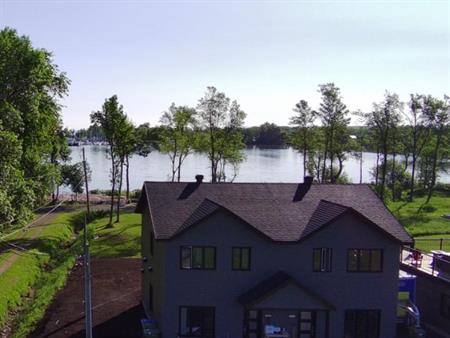 Jumelé à louer , Vue sur le fleuve . Duplex , logements