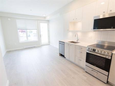 AVAILABLE NOW! 1 Bed + Den - Ground Floor, Patio, Amenities