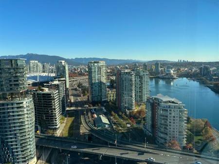 1BR+Den Amazing Waterfront Residence