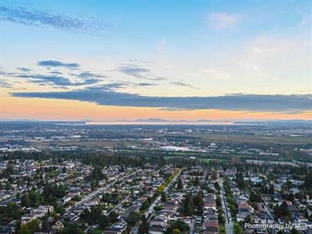 1201 ft2 - New 3-Bedroom, 3-Bath Penthouse metrotown e