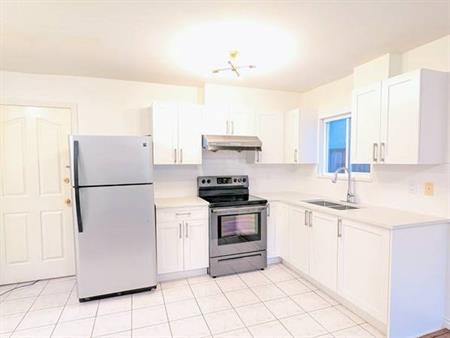 1 BED 1 BATH Newly Renovated Suite Steps from Joyce Station