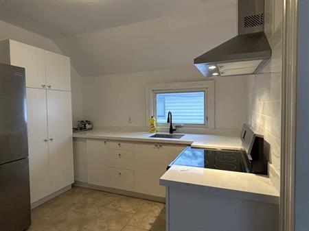 Bright Two Bedroom Apartment (2nd floor of a house)