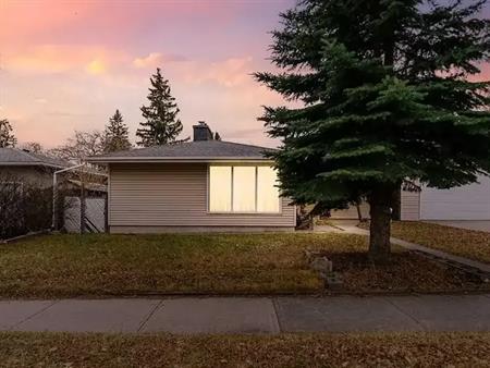 Large 4-bedroom home in vibrant community | Calgary