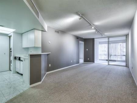 1001 BAY ST. SUITE 1006 - 1BED/1BATH, PARKING, LOCKER, SOLARIUM