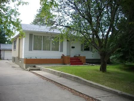 clean & comfortable home in Crestwood (west Edmonton) | 9624 148 Street Northwest, Edmonton