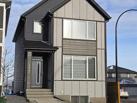 Reduced -3 Bedroom 2.5 bath in Glacier Ridge available February 1 2025 | 318 Aquila Way NW, Calgary