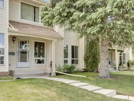 Perfect Family Home in Woodlands | 49 Woodhill Court SW, Calgary