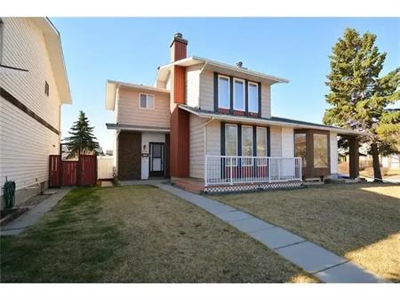 SPACIOUS 3 BEDROOM PINERIDGE HOUSE WITH FULLY DEVELOPED BASEMENT | Calgary