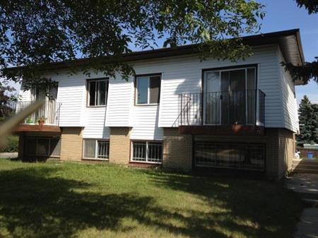 LOCATION ! 2 bedrooms well maintained Duplex in SW