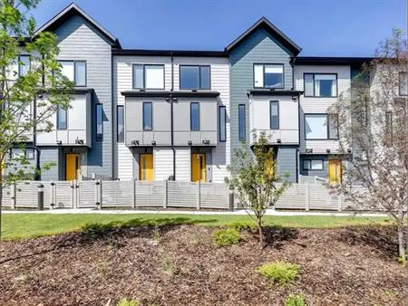 Beautiful 2 Bedroom 2.5 Bathroom Townhome in Desirable Evanston | Calgary