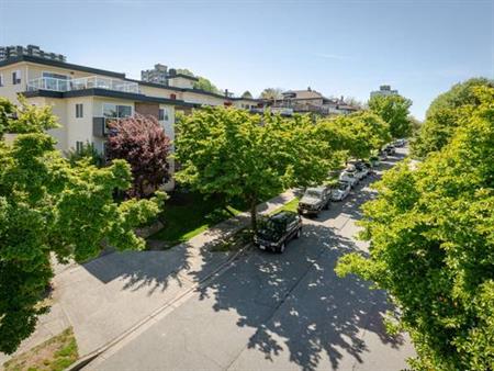 Large1 bedroom KITSILANO -pet friendly View of the mountains