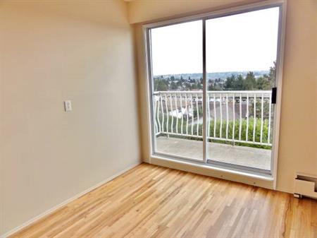 Ample *Expansive 1 BDRM Suite H/W floors,