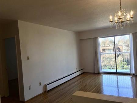 Bright, Spacious, Top Floor, 1 Bedroom with Balcony