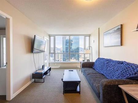 Downtown 1 Bedroom + Den Suite With Stunning Views