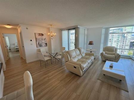 Yaletown 33 Floor 2 bed+ den Unit with Panoramic View