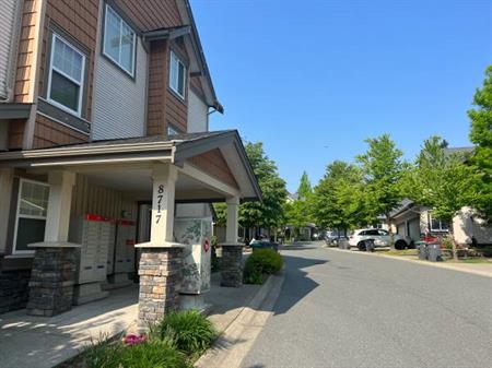 3 Beds 3 Baths Townhouse in Surrey for rent