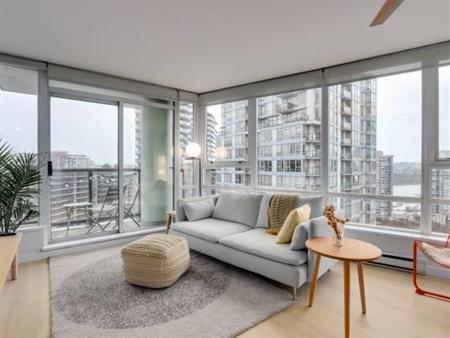 [Furnished] Yaletown 2 BED & DEN + FLEX 877 SQFT @ The Max