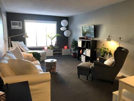 1 bed/1 bath condo near Parkinson Rec Centre