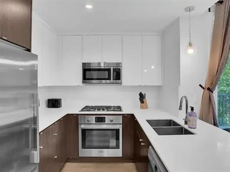 FULLY FURNISHED STUNNING 2 BEDROOM WITH 2 BATH DOWNTOWN APARTMENT | 305 18 Avenue Southwest, Calgary