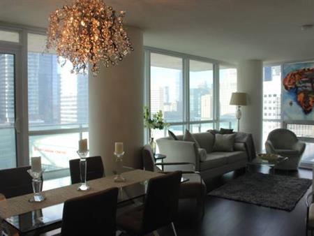 Spacious 2Br + Den Furnished Suite with parking in Downtown Toronto