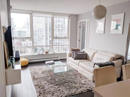 Yaletown 1 Bedroom + Den with Waterviews - Fully furnished