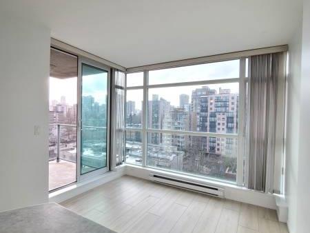 Pet Friendly - 1 Bed 1 den 1 bath Downtown Stanley Park